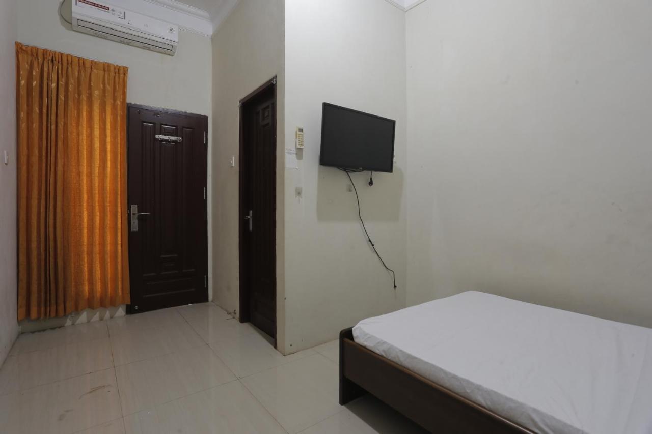 Oyo 93119 Guest House Leo Patra Muara Badak Exterior foto