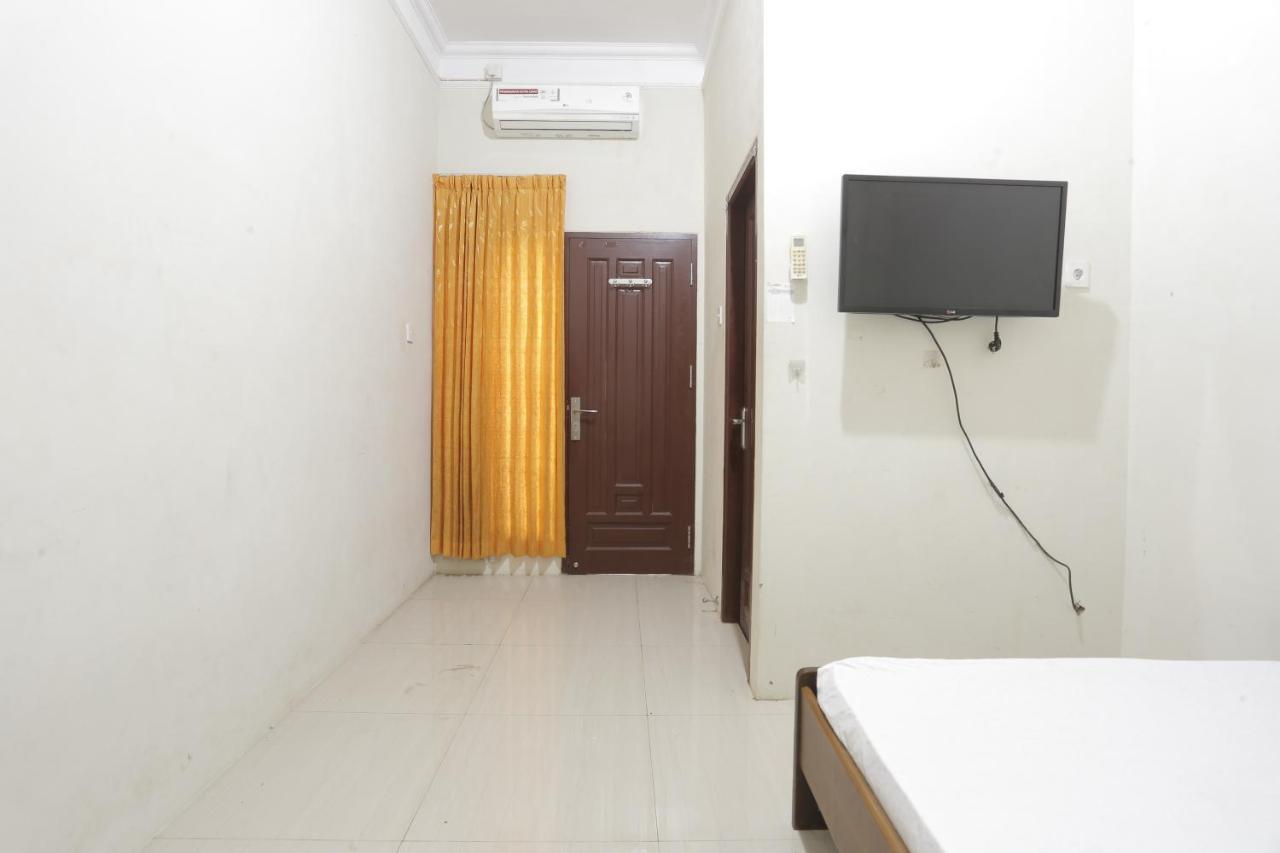 Oyo 93119 Guest House Leo Patra Muara Badak Exterior foto