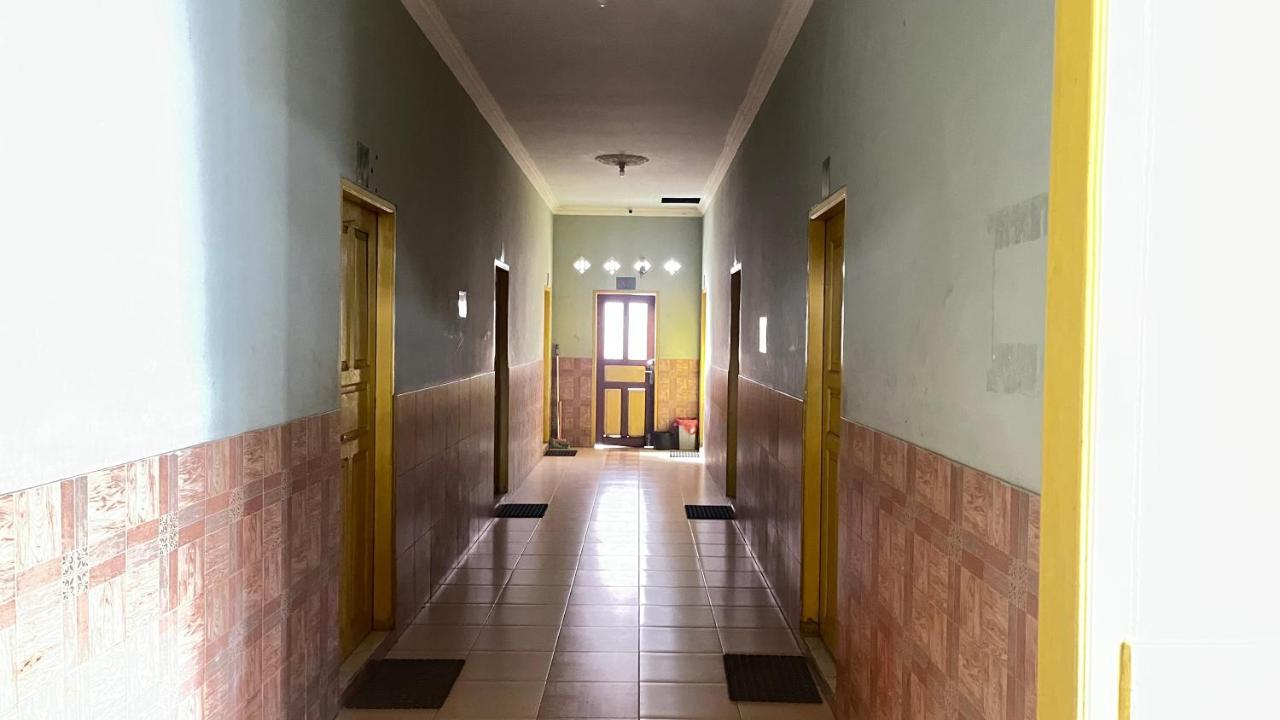 Oyo 93119 Guest House Leo Patra Muara Badak Exterior foto