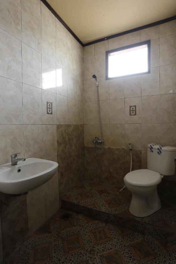 Oyo 93119 Guest House Leo Patra Muara Badak Exterior foto
