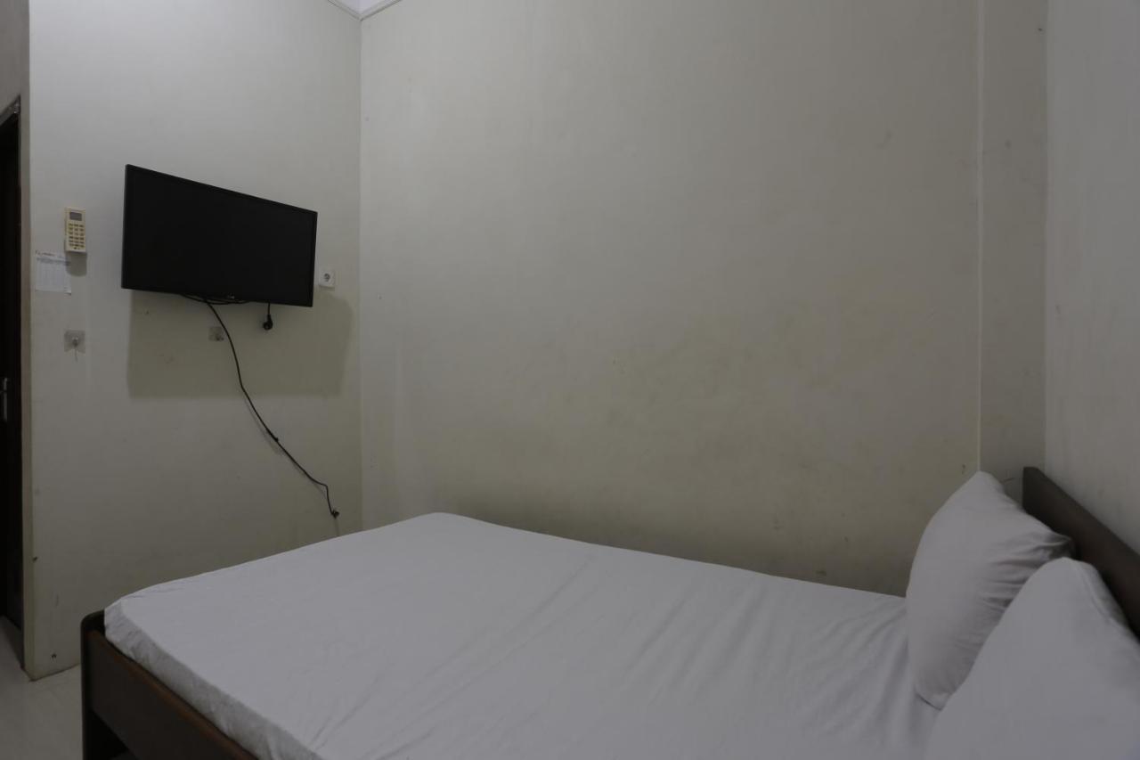 Oyo 93119 Guest House Leo Patra Muara Badak Exterior foto