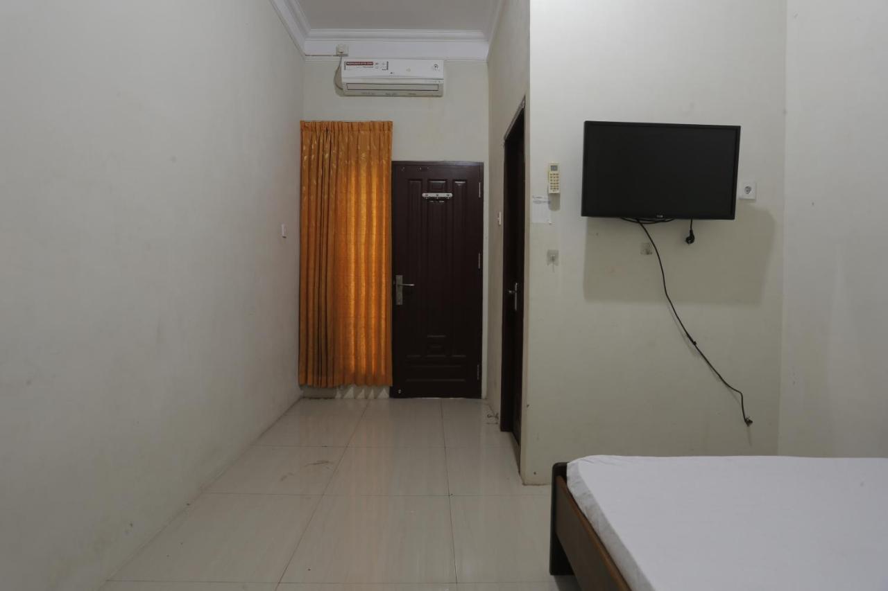 Oyo 93119 Guest House Leo Patra Muara Badak Exterior foto