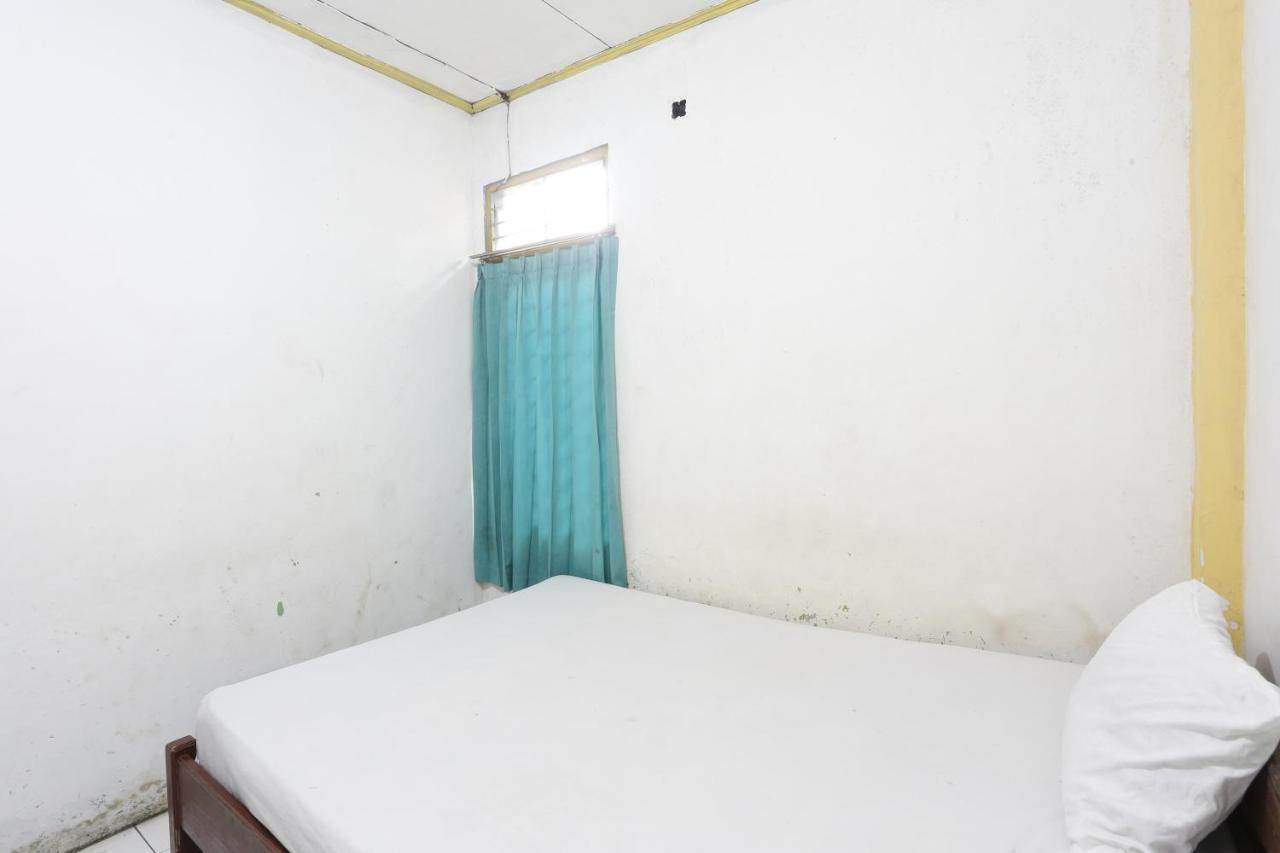 Oyo 93119 Guest House Leo Patra Muara Badak Exterior foto
