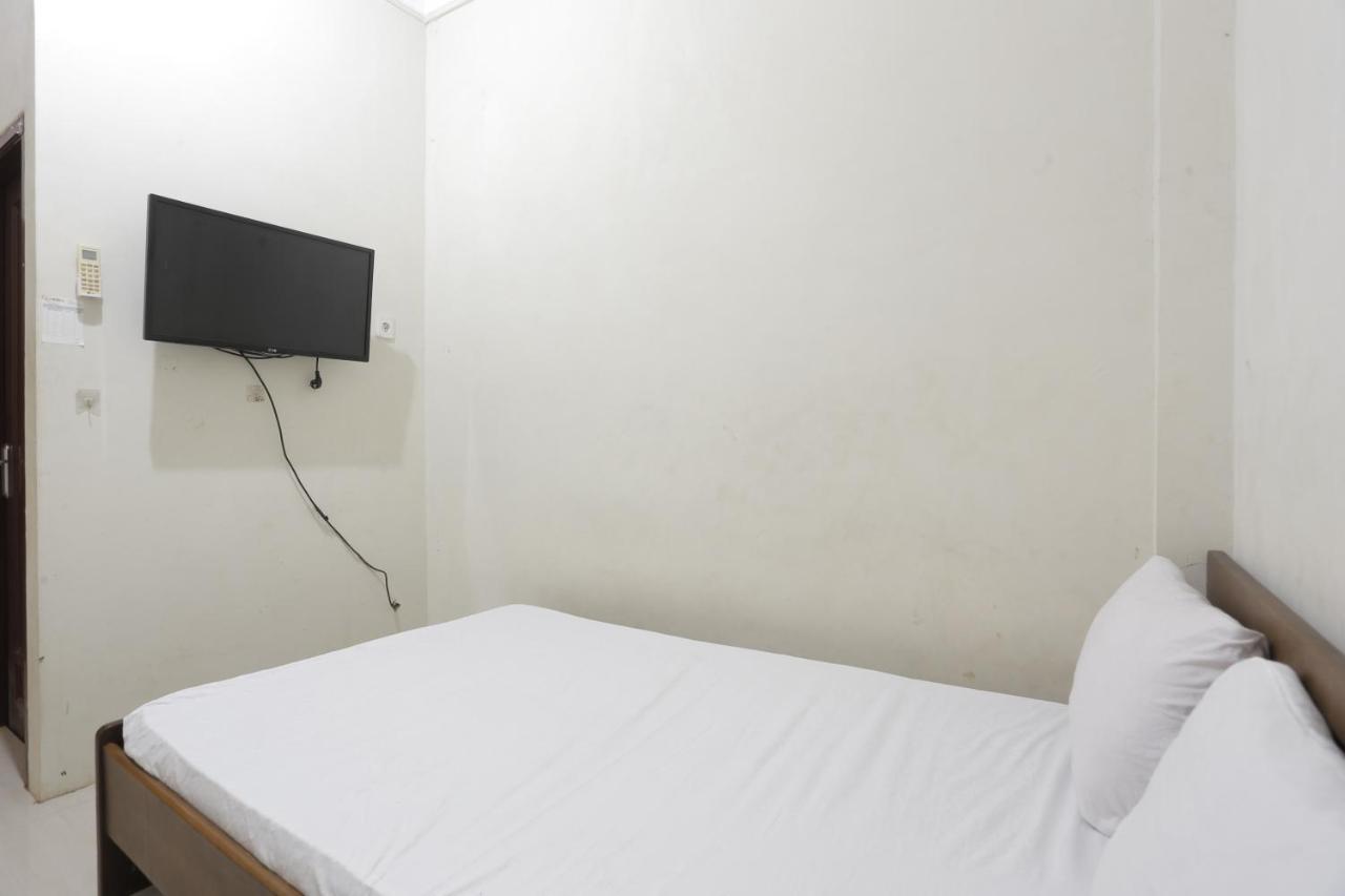 Oyo 93119 Guest House Leo Patra Muara Badak Exterior foto