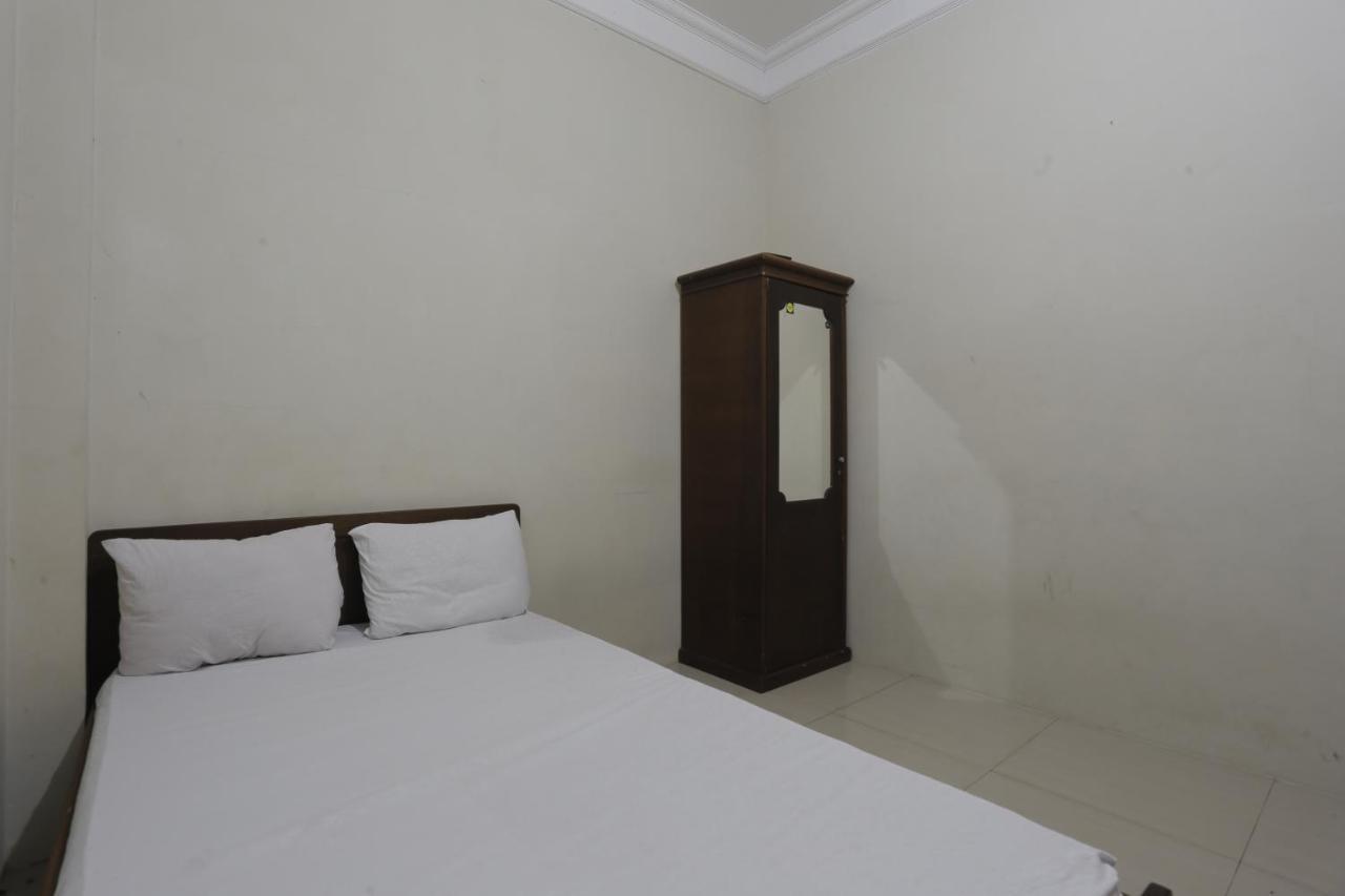 Oyo 93119 Guest House Leo Patra Muara Badak Exterior foto