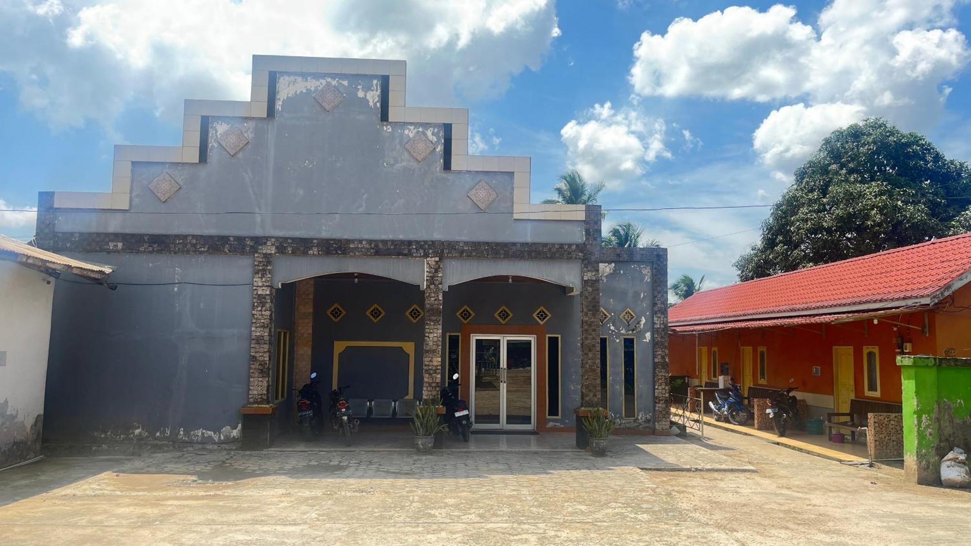 Oyo 93119 Guest House Leo Patra Muara Badak Exterior foto