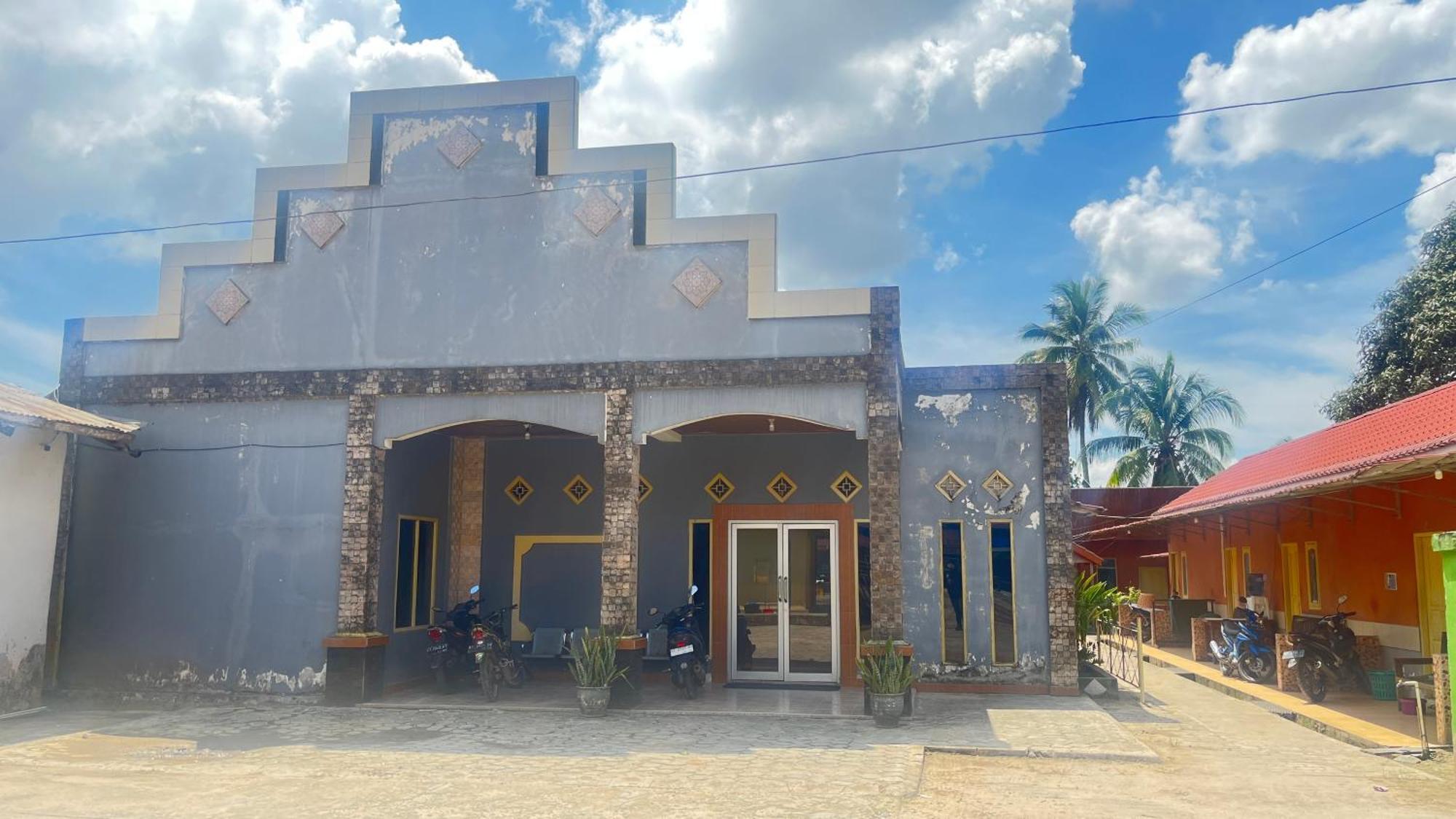 Oyo 93119 Guest House Leo Patra Muara Badak Exterior foto