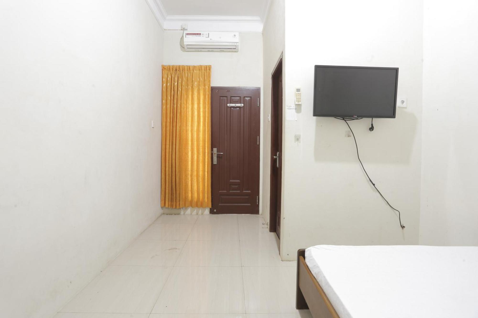 Oyo 93119 Guest House Leo Patra Muara Badak Exterior foto