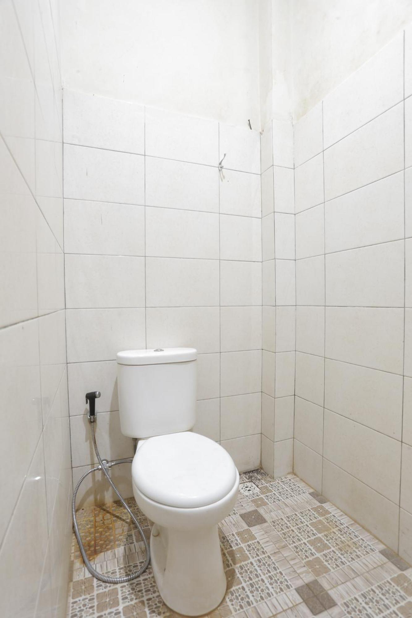 Oyo 93119 Guest House Leo Patra Muara Badak Exterior foto