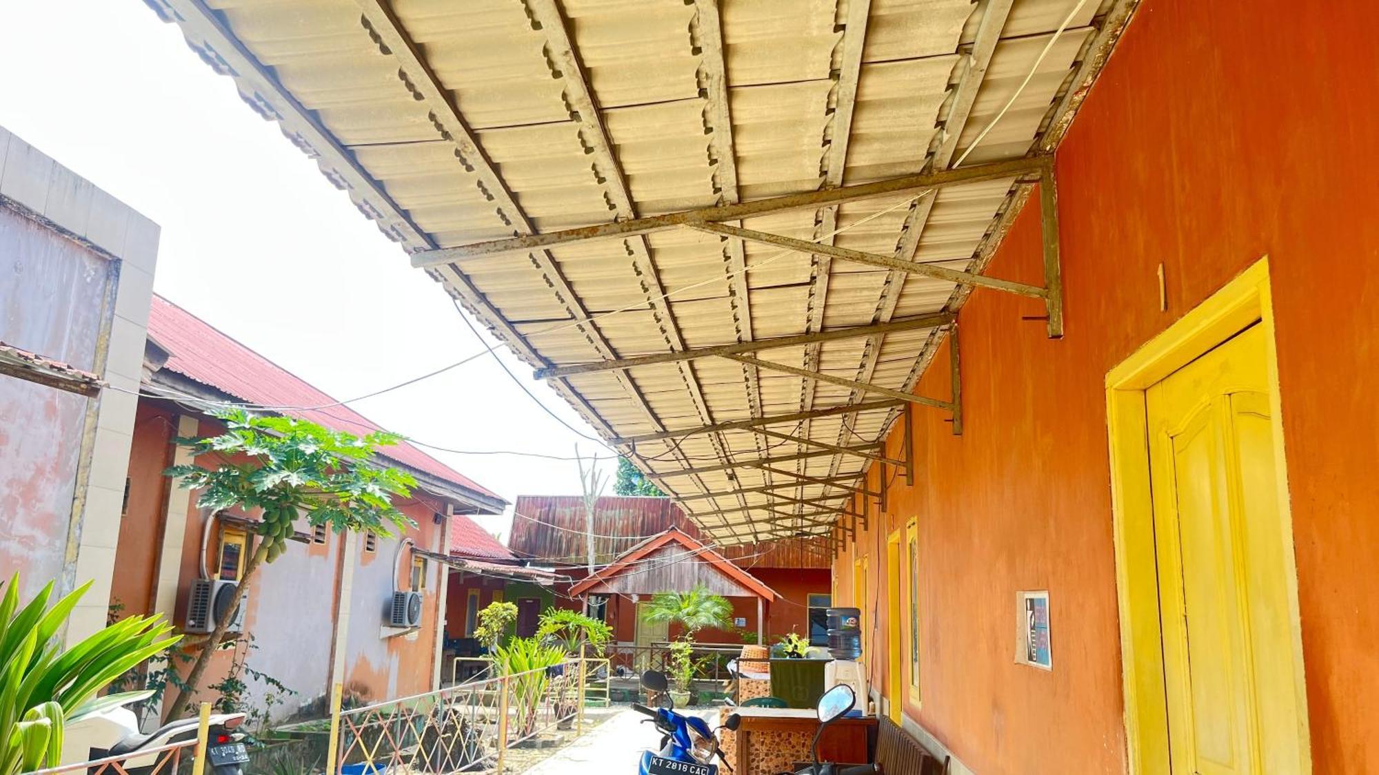 Oyo 93119 Guest House Leo Patra Muara Badak Exterior foto