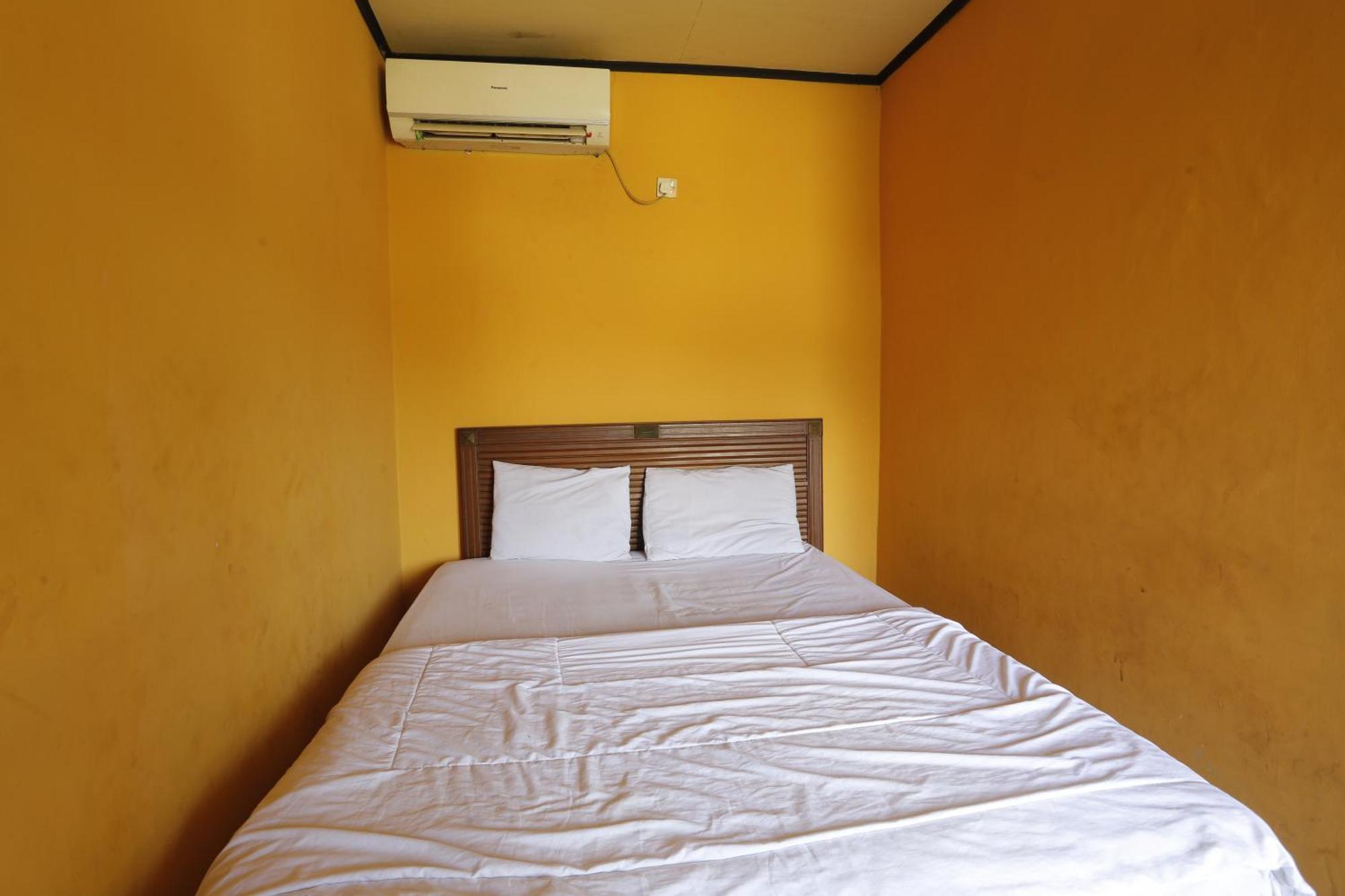 Oyo 93119 Guest House Leo Patra Muara Badak Exterior foto